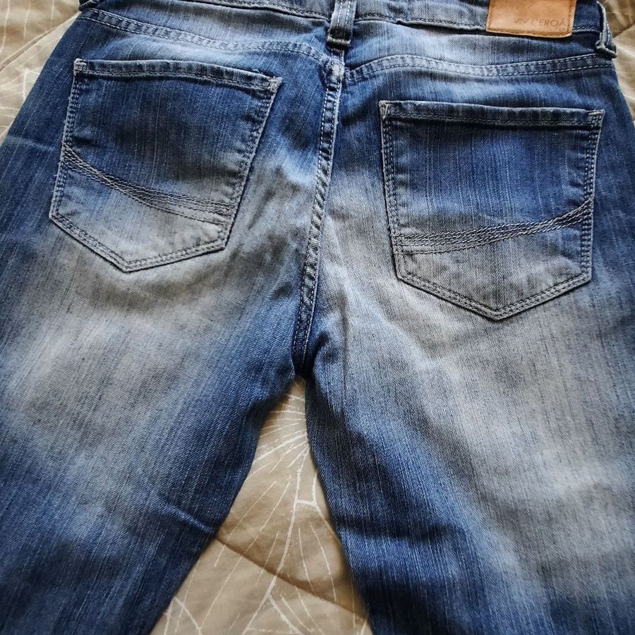 Calça jeans surrada, vista detalhada